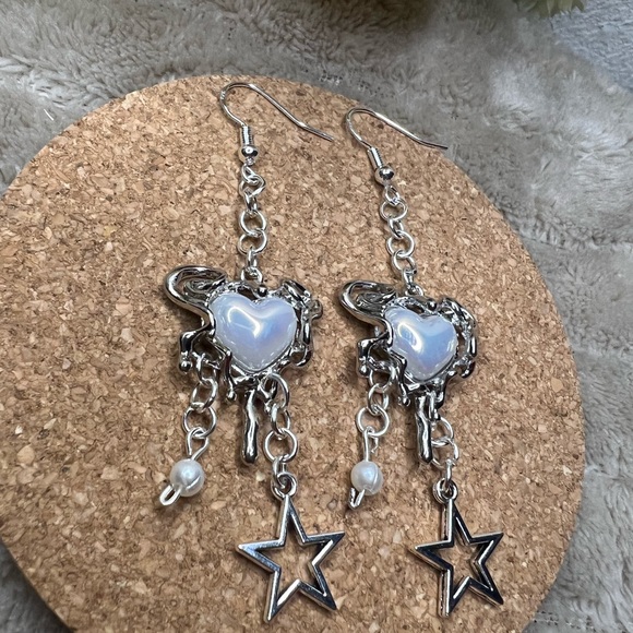 Melting Heart Star Earrings - Picture 3 of 3